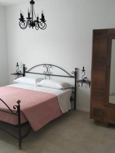1 dormitorio con 1 cama grande con manta rosa en AGRITURISMO TERRAPIA, en Moscufo