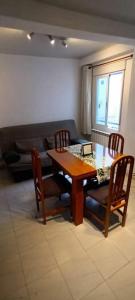 jadalnia ze stołem, krzesłami i kanapą w obiekcie Habitación interior en Madrid w Madrycie
