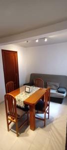 stół jadalny i krzesła ze stołem i łóżkiem w obiekcie Habitación interior en Madrid w Madrycie