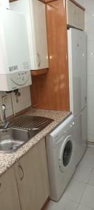 馬德里的住宿－Habitación interior en Madrid，厨房配有洗衣机和水槽