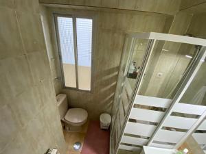een kleine badkamer met een toilet en een spiegel bij Habitación interior en Madrid in Madrid