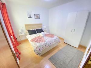 een slaapkamer met een bed in een kamer bij Habitación interior en Madrid in Madrid