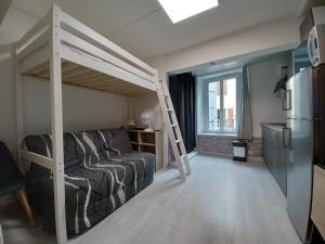 een slaapkamer met een stapelbed en een bank bij Charmant Studio Centre de Foix 2ème étage in Foix