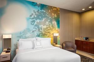 a bedroom with a bed and a painting on the wall at Courtyard by Marriott Henderson - Green Valley - Las Vegas in Las Vegas