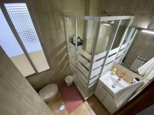a bathroom with a toilet and a sink and a mirror at Habitación interior en Madrid in Madrid