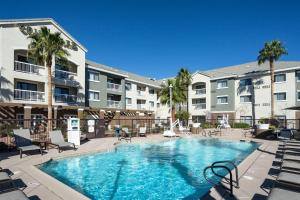 בריכת השחייה שנמצאת ב-Courtyard by Marriott Henderson - Green Valley - Las Vegas או באזור