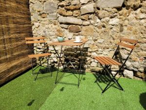 2 chaises, une table, une table et des chaises dans l'établissement Château Emeraude - Hypercentre Historique au pied du château - Netflix, à Château-Thierry