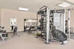 ein Fitnessstudio mit viel Ausrüstung darin in der Unterkunft Courtyard Republic Airport Long Island/Farmingdale in Farmingdale