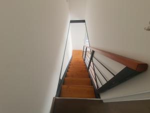 - un escalier dans une maison avec une balustrade en bois dans l'établissement Mantra, à San Carlos de Bariloche