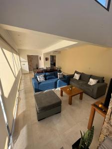 een woonkamer met twee banken en een tafel bij Casa Vista Nevada in Ciudad Lujan de Cuyo