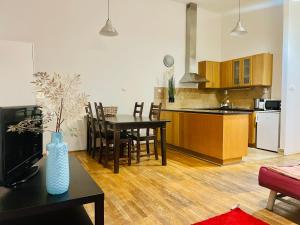 een keuken en een woonkamer met een tafel en stoelen bij K13 fsz in Boedapest