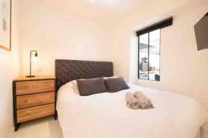 ein Schlafzimmer mit einem Bett, einer Kommode und einem Fenster in der Unterkunft Golfe St Tropez 3 pièces à 2 min de plage in Sainte-Maxime