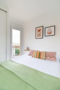 - une chambre blanche avec un grand lit et une fenêtre dans l'établissement La Terracita, à Vigo