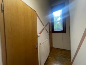een deur naar een kamer met een raam bij K13 fsz in Boedapest