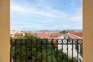 d'un balcon offrant une vue sur la ville. dans l'établissement La Terracita, à Vigo