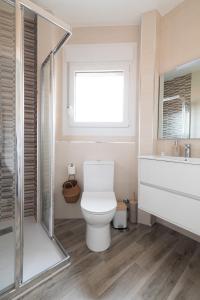 La salle de bains est pourvue de toilettes, d'un lavabo et d'une fenêtre. dans l'établissement La Terracita, à Vigo