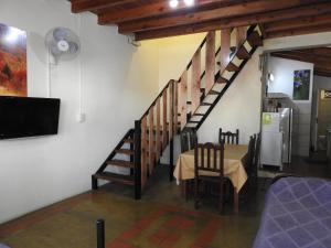 sala de estar con mesa de comedor y escalera en Los Girasoles team family en El Bolsón