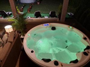 Zdjęcie z galerii obiektu Casa Victoria garden con Jacuzzi y piscina w mieście Caldas de Reis