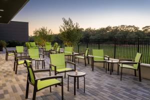 奧蘭多的住宿－SpringHill Suites by Marriott Orlando Lake Nona，庭院里摆放着几把椅子和桌子