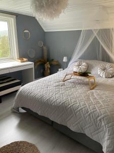 Froland VerkにあるHytte Sørlandet med spaのベッドルーム(天蓋付きベッド1台付)