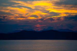 志摩市にあるsauna×star×sea　Highland Panorama Ocean Viewの山を背景に水上夕日