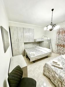 een slaapkamer met 2 bedden en een stoel. bij la casa sul lago in Scafa