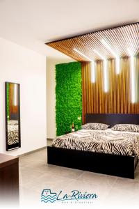 sypialnia z łóżkiem i zieloną ścianą w obiekcie La Riviera w mieście Scalea