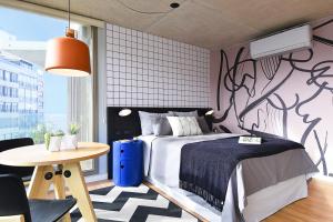 1 dormitorio con 1 cama grande y 1 mesa en Vistas Panorámicas al Parque en Montevideo