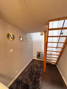 Zimmer mit einer Treppe, einem Spiegel und einem Teppich in der Unterkunft Maison au calme avec Jardin proche Paris-Bercy in Charenton-le-Pont