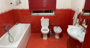 La salle de bains est pourvue d'une baignoire, de toilettes et d'un lavabo. dans l'établissement Bujtina Rakaj, à Bogë