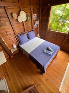 widok na sypialnię w drewnianym domku w obiekcie Bungalow Lanar'am Graj - 2 w mieście Bouillante