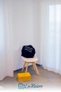 una sedia con un maglione nero sopra di La Riviera a Scalea