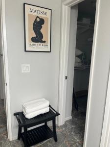 Fotografija u galeriji objekta Stylish 2bd/2ba condo 4 miles from Six Flags! u gradu Santa Klarita