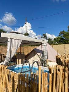 una tienda y una piscina en un patio en Camping Perla en Zadar