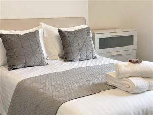 a bedroom with a white bed with a television at Robinhuts - 3 Bed Accommodation -Perfect for Contractors, Families & Students in Hull +40 photos