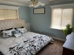Peaceful & Cozy 3 bedroom Ranch-Home w/Fireplace tesisinde bir odada yatak veya yataklar