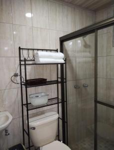 y baño con aseo y ducha. en Bonvivant Boquete en Alto Boquete