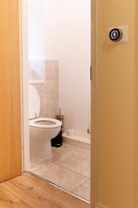Thamesmead的住宿－Stylish 3 Bedroom and free parking，一间位于客房内的白色卫生间的浴室