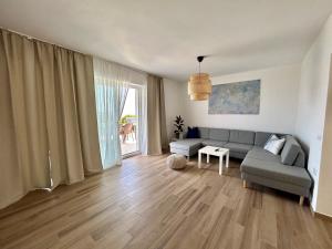 een woonkamer met een bank en een tafel bij Villa Palma in Lovran