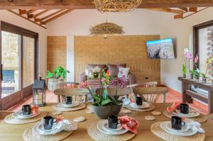 una sala de estar con una mesa con tazas y platillos en Casa Bugambilia, en Villa de Leyva