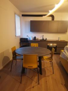 - une cuisine avec une table et des chaises dans la chambre dans l'établissement B&B Portello Le Terrazze 1, à Milan