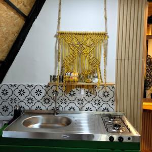 uma cozinha com um lavatório e um fogão em ALTEA triángulo con jacuzzi, Santa Elena em Medellín