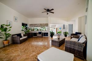 ein Wohnzimmer mit Sofas und einem Deckenventilator in der Unterkunft High Life Resort & Spa in Struie