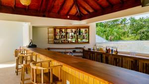 um bar com cadeiras e um balcão com garrafas em High Life Resort & Spa em Struie