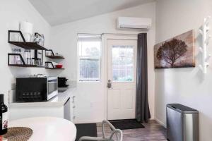 Kuchyň nebo kuchyňský kout v ubytování Relax in a Quaint Private and Cozy Guest House