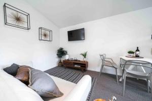 TV a/nebo společenská místnost v ubytování Relax in a Quaint Private and Cozy Guest House