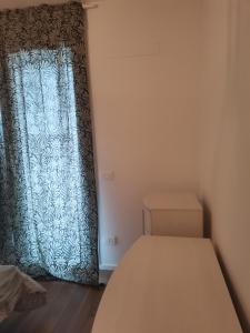 een kleine slaapkamer met een bed en een raam bij B&B Portello Le Terrazze 1 in Milaan