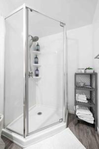 Koupelna v ubytování Relax in a Quaint Private and Cozy Guest House + 19 fotografií