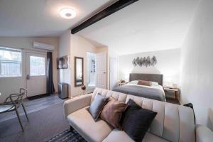 Posezení v ubytování Relax in a Quaint Private and Cozy Guest House