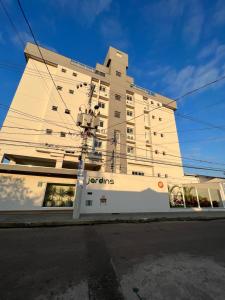 un grand bâtiment sur le côté d'une rue dans l'établissement Apê212 - 650m da Orla, à Ubatuba